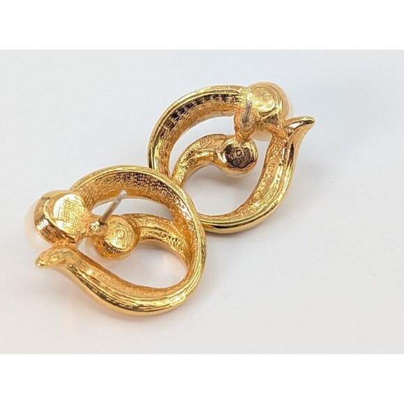 Vintage Avon Earrings Faux Pearl Gold Tone Swirl Classic Timeless - Picture 5 of 8